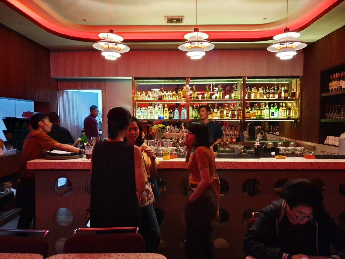 Nggak cuma makan dan ngobrol, lo bisa foto-foto dan main game-game sederhana di sini